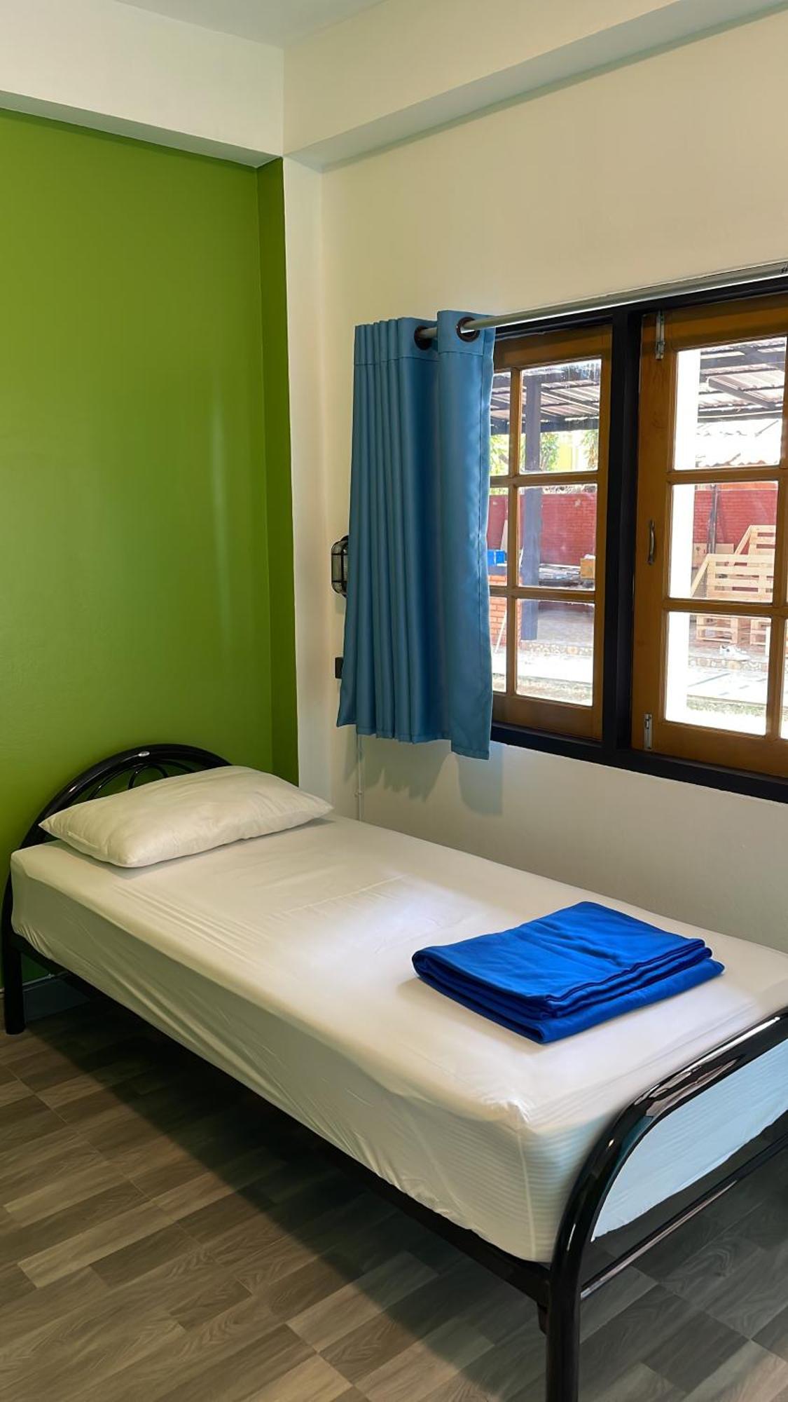 Revolution Chiang Mai - Old Town Hostel Exterior photo